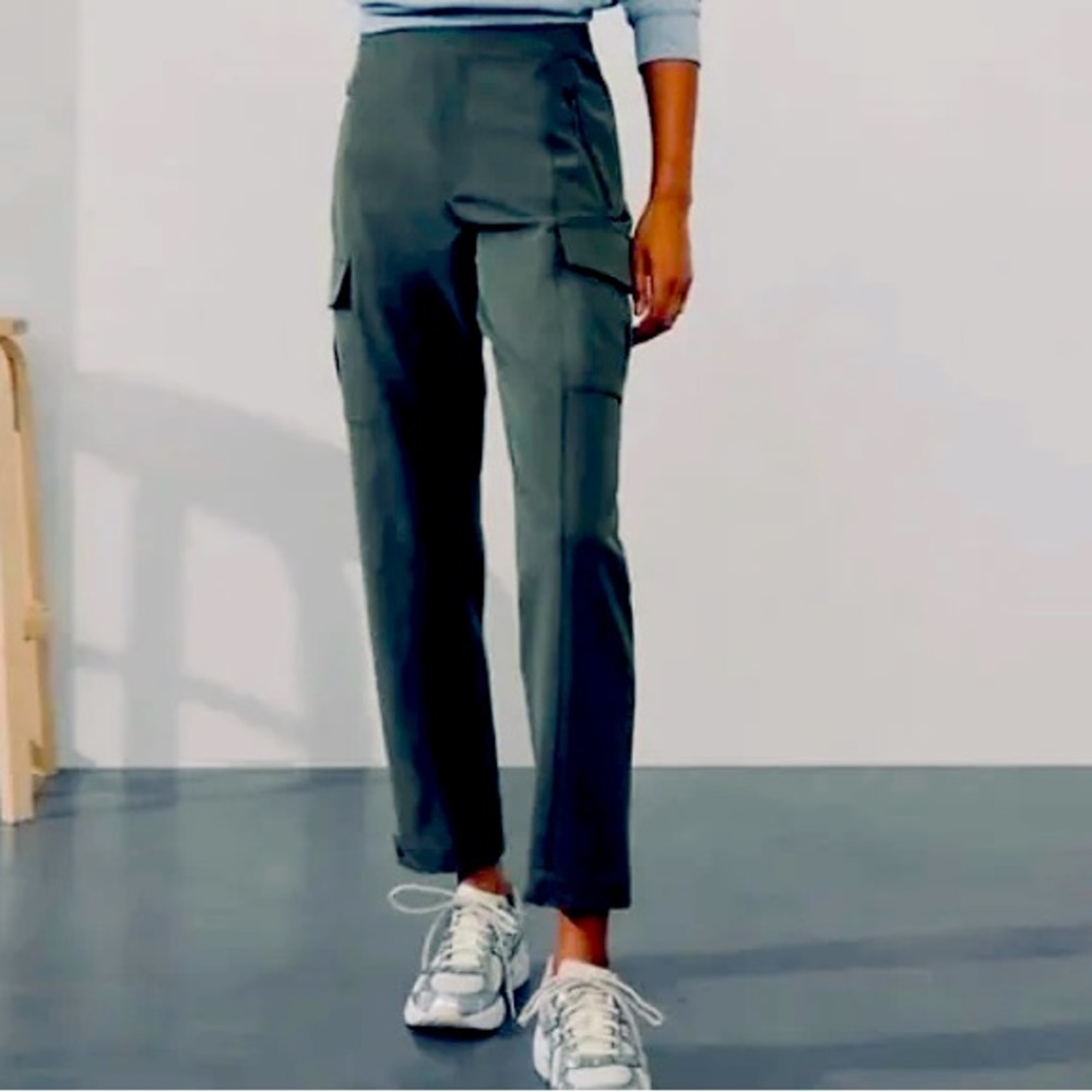 Athleta HighRiseCargo Pant in dark Green size 8. Stretch Fabric in a Tapered leg